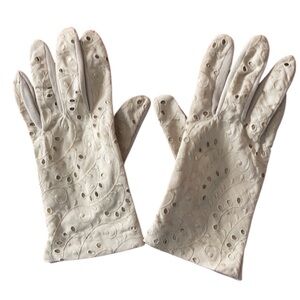 Vintage 1940s Crescendoe ivory eyelet gloves one size women’s nylon off white